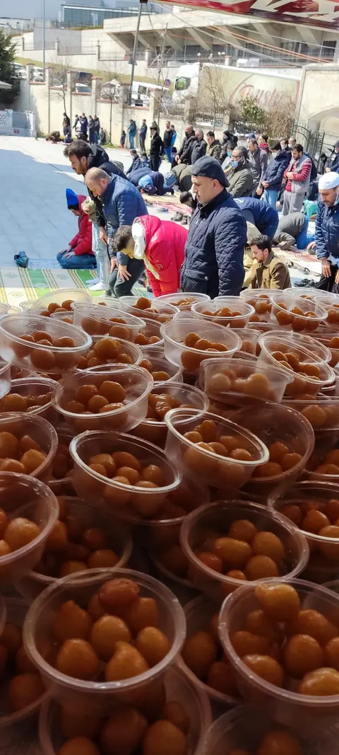 Cuma Günü Lokma Döktürmek