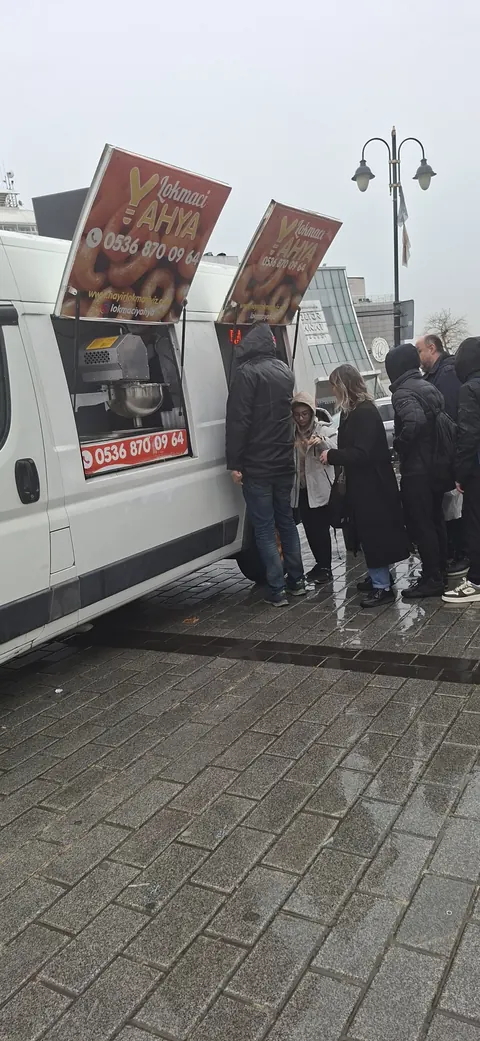 Şişli'de Lokmacı Yahya ile yerinde kızartılan hayır lokması